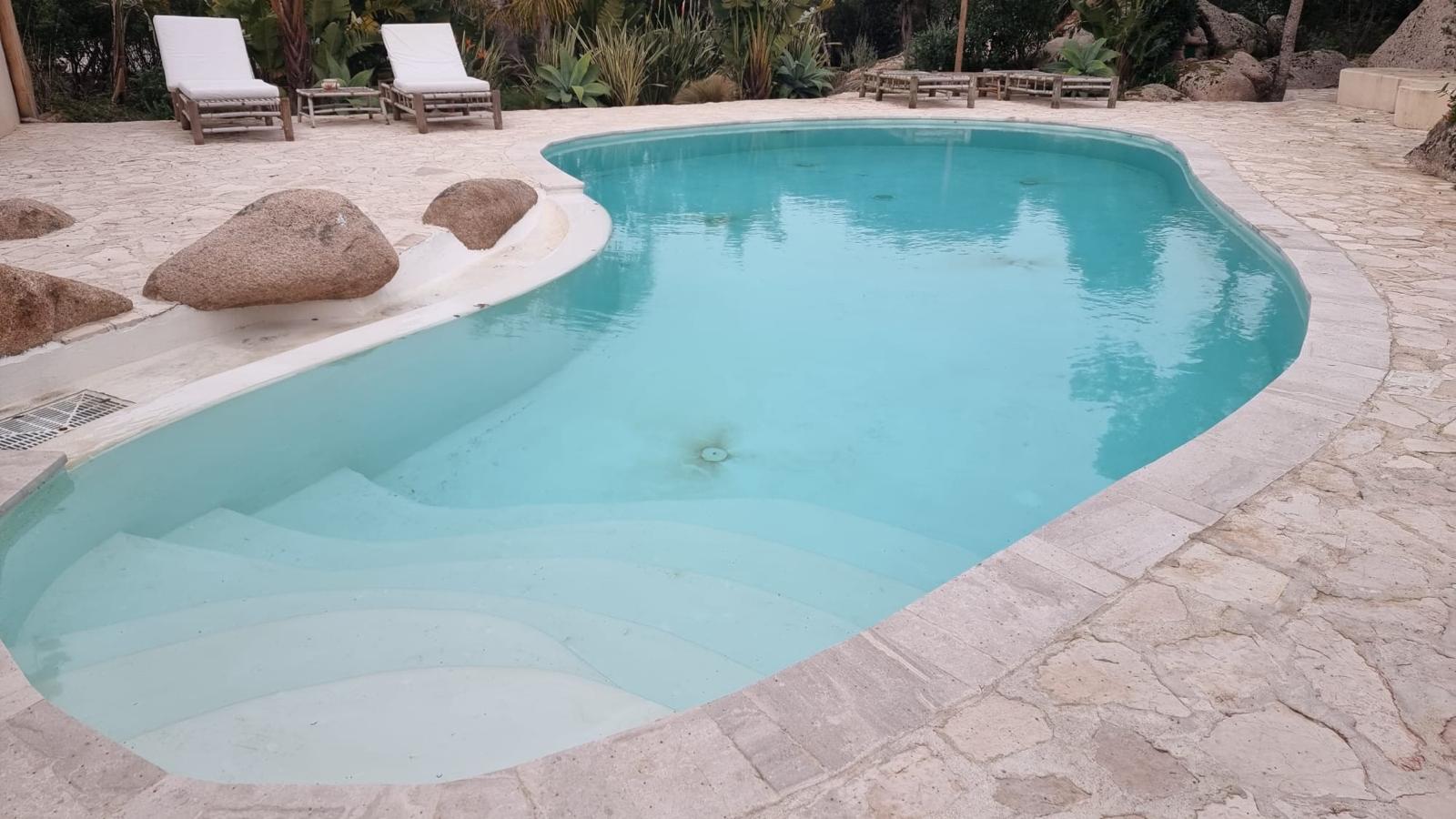 Piscina in oasi tropicale
